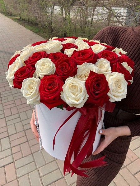 Композиция из 45 роз Эквадор "Радость встречи"