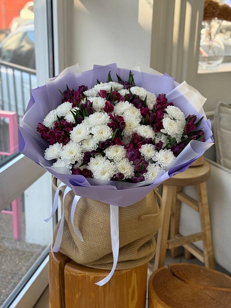 Стойкий букет с альстромериями и хризантемами 