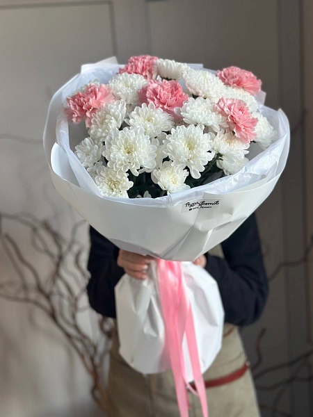 Букет с диантусами и хризантемами "Твоя улыбка" 