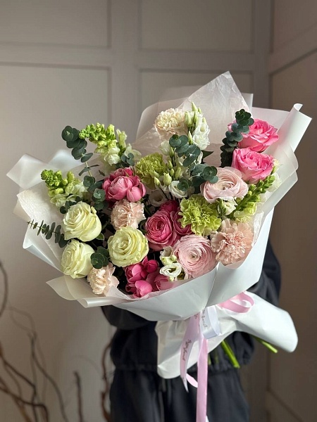 Букет с розами и эустомой "Волшебная весна"