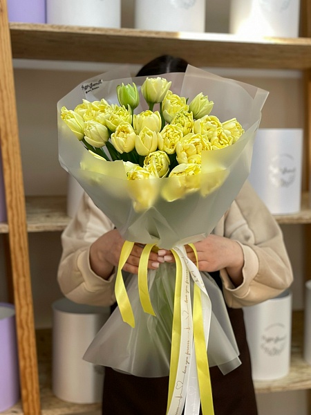 Букет из 25 пионовидных лимонных тюльпанов