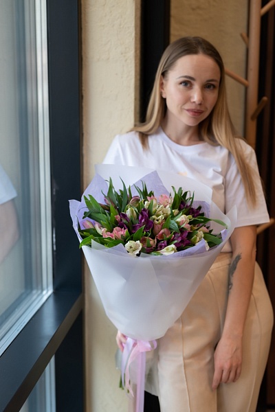 Букет из 15 белых, розовых и фиолетовых альстромерий "Симпатия"