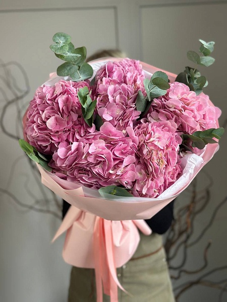 Букет из 5 гортензий с эвкалиптом "Шарм гортензии"