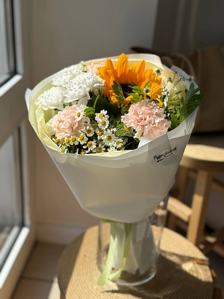 Букет с подсолнухом и ромашкой "Солнце"