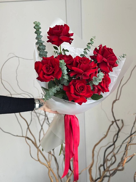 Букет из 7 красных французских роз "Купидон S" на 14 февраля