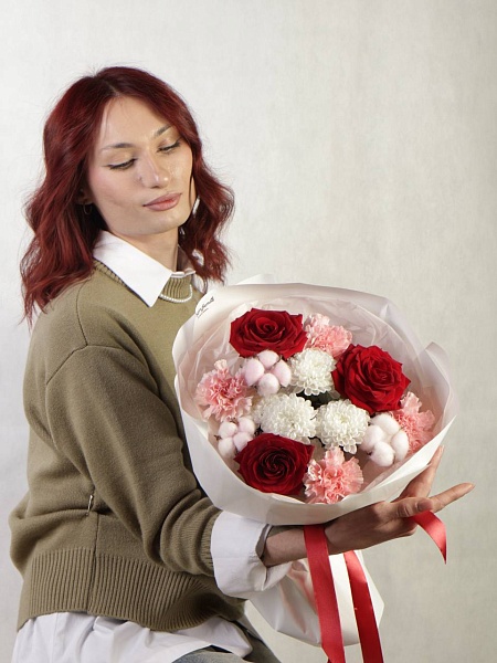 Букет c красными розами "Бархат и облака"