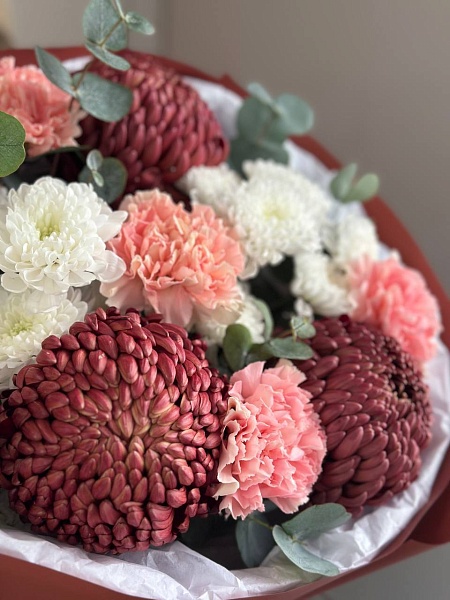 Букет с хризантемами и гвоздиками "Цветочное объятие" ко Дню мамы