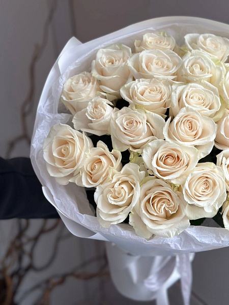 Букет из 25 белых классических роз