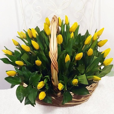  Желтые тюльпаны в корзине "Желтый жемчуг"