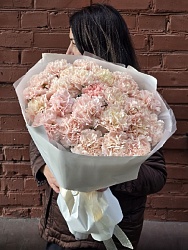 АКЦИЯ. Букет из 25 пудровых гвоздик "Харизма"