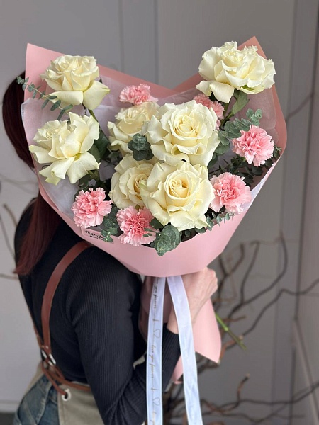 Букет с розами и диантусами "Романс в белом" на 14 февраля