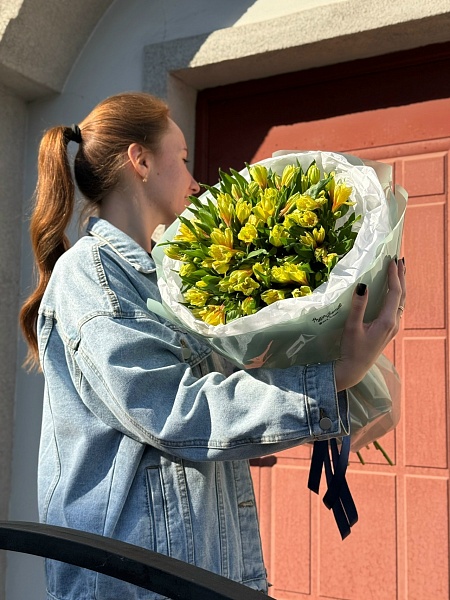 АКЦИЯ. Букет из 15 альстромерий "Банана" (250₽/шт)