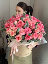 Композиция из 51 Российской розы в шляпной коробке 