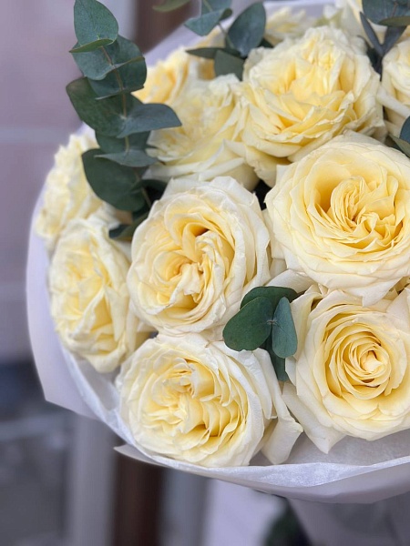 Букет из 15 роз Кенделайт с эвкалиптом