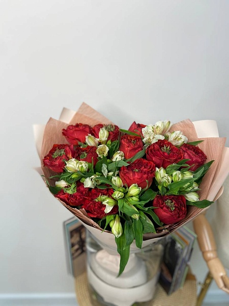 Букет из красных пионоводных роз "Совершенство"
