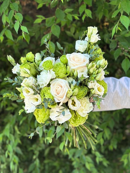 Букет невесты с зелёной эустомой, белыми розами и эвкалиптом №4