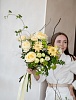 Интерьерный букет из роз, гербер и вибурнума 