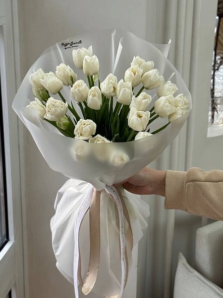 Букет из 25 пионовидных белых тюльпанов
