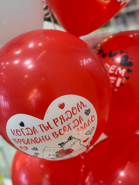 Красный фонтан из 10 воздушных шаров