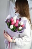 Букет из 15 классических белых, розовых и фиолетовых тюльпанов