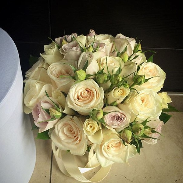 Элегантный букет невесты из белых роз №27