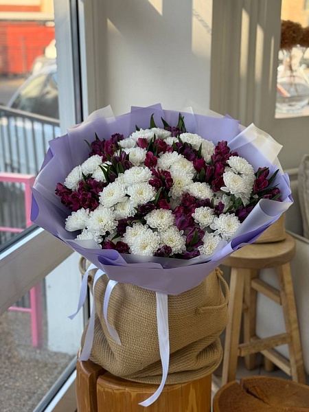 Стойкий букет с альстромериями и хризантемами 