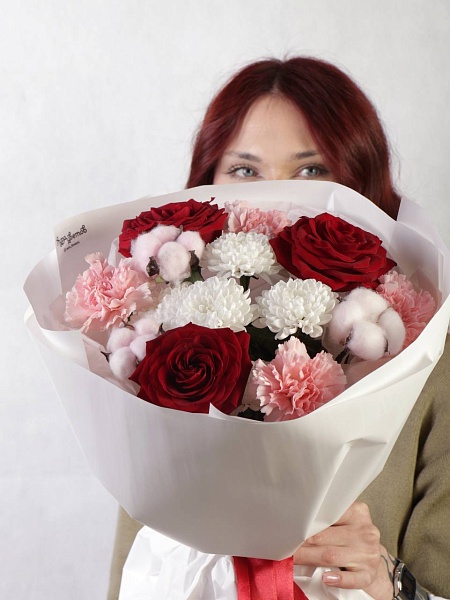 Букет c красными розами "Бархат и облака"