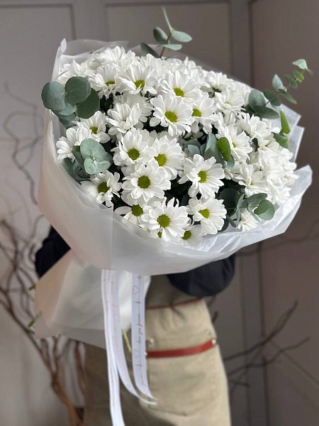 Букет с кустовыми хризантемами "Облако ромашек" для мамы