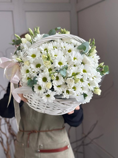 Корзина с хризантемой и эустомой "Шепот ветра" 