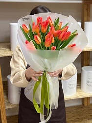 Букет из 25 классических оранжевых тюльпанов