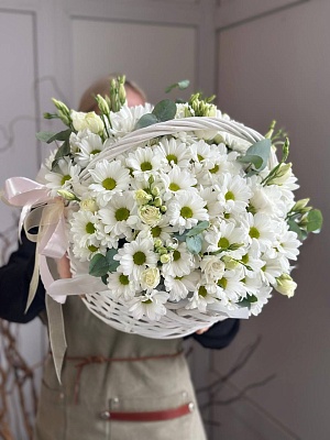 Корзина с хризантемой и эустомой "Шепот ветра" для мамы 