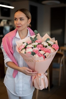 АКЦИЯ. Букет нежных гвоздик 25 шт с эвкалиптом "Светлая мечта" (130₽)