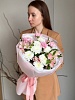 Стойкий букет с альстромерией, хризантемой и диантусами 