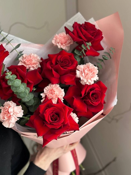 Букет с розами и диантусами "Романс в красном" на 14 февраля
