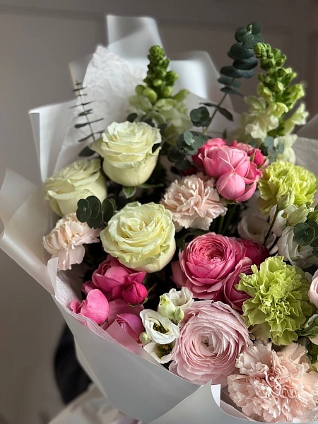 Букет с розами и эустомой "Волшебная весна"