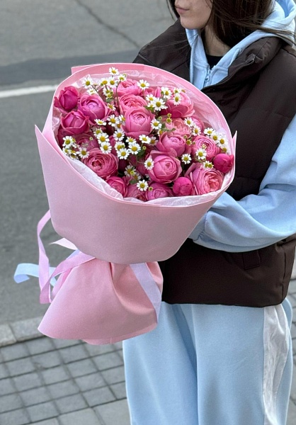 Букет из пионовидных кустовых роз и ромашек 
