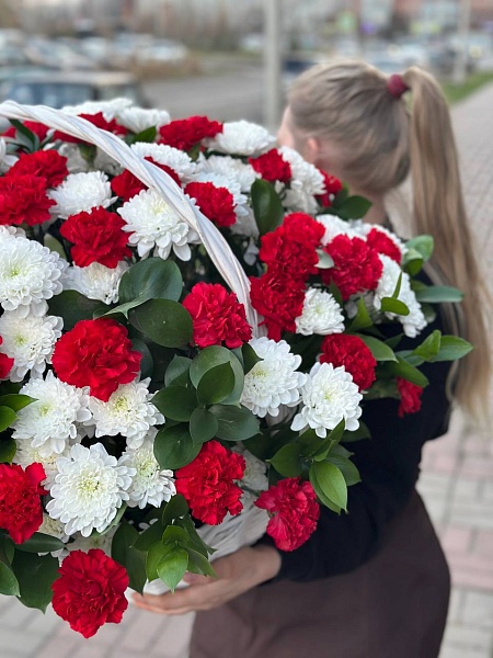 Траурная композиция из хризантем и гвоздик 