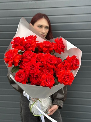 Букет из 25 алых французских роз 
