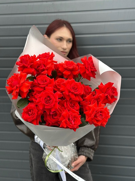 Букет из 25 алых французских роз 
