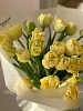 Букет из 25 пионовидных лимонных тюльпанов