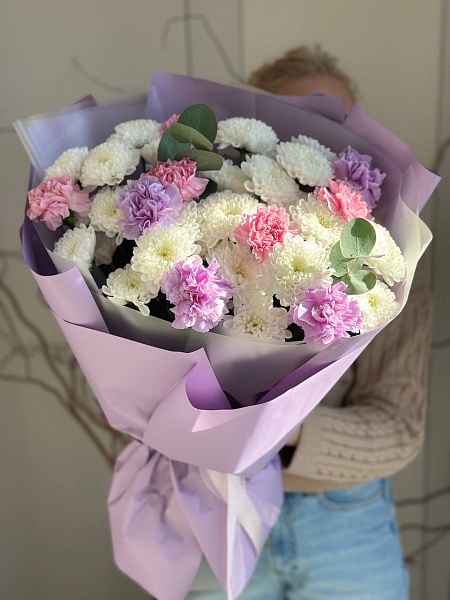 Букет из хризантем и гвоздик "Улыбка мамы"