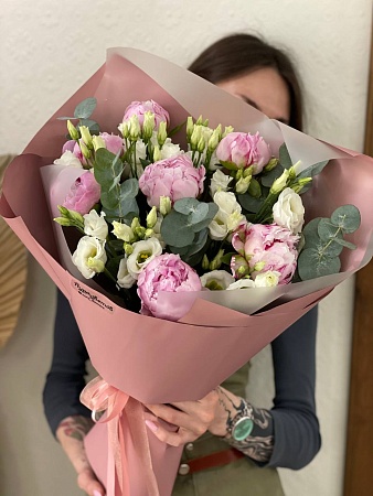 Букет пионов с эустомой и эвкалиптом "Для Даши"