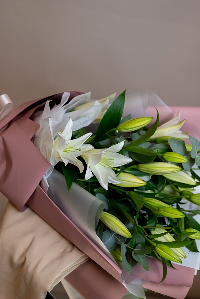 Букет из 5 лилий с эвкалиптом "Любимой маме"