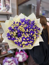 Букет ирисами и матрикарией "Космос"