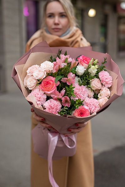 Букет с розами и диантусами "Волшебный день" ко Дню матери 