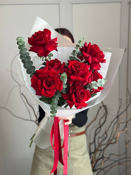 Букет из 7 красных французских роз "Купидон S" на 14 февраля
