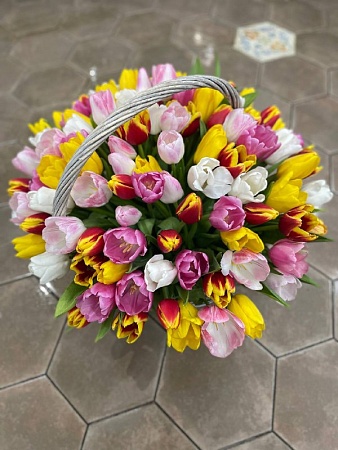 корзина из 101 тюльпана