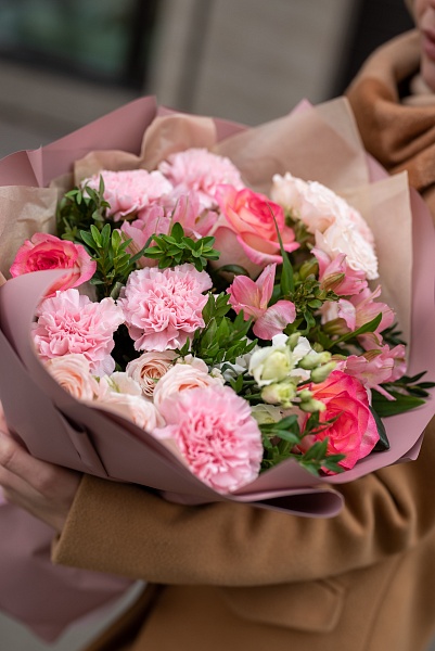 Букет с розами и диантусами "Волшебный день" ко Дню матери 