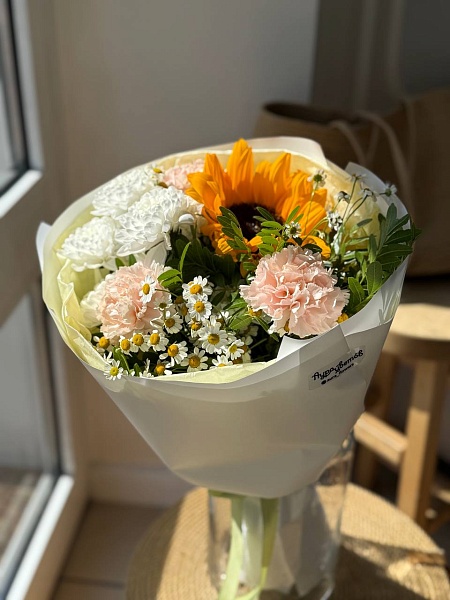 Букет с подсолнухом и ромашкой "Солнце"