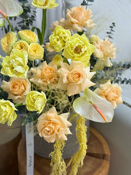 Авторская композиция в кашпо с пионовидными тюльпанами 